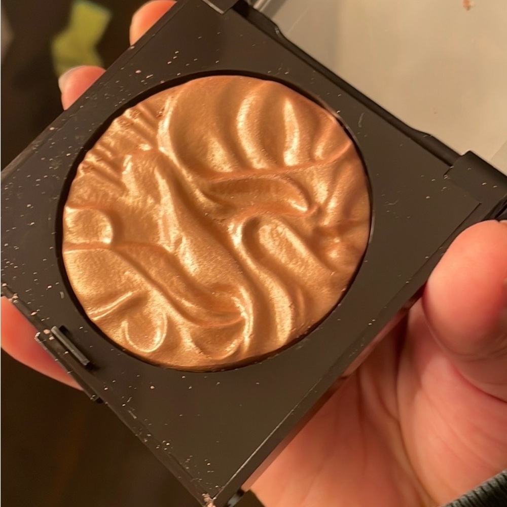 Laura Mercier highlight